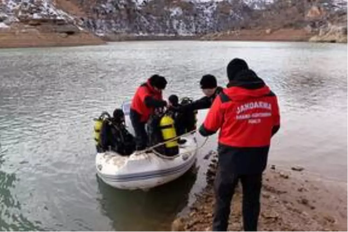 Sıfırın altında 4 derecede dalış yapıp kayıp üniversite öğrencisini aradılar