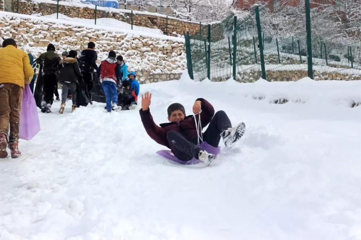 Siirt\'te öğrenicilerin tatil sevinci karla birleşti