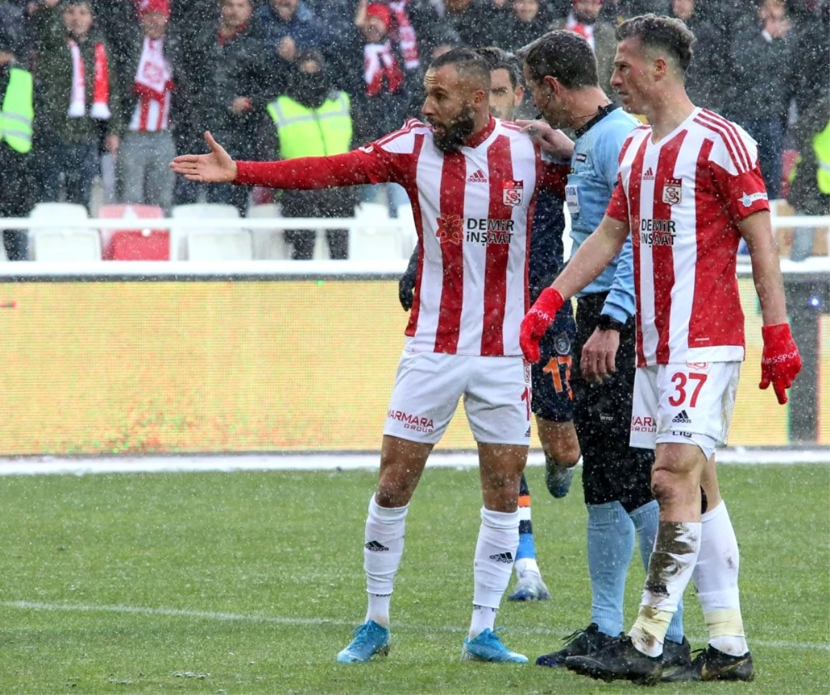 Sivasspor - Başakşehir maçının hakemlerine suç duyurusu!