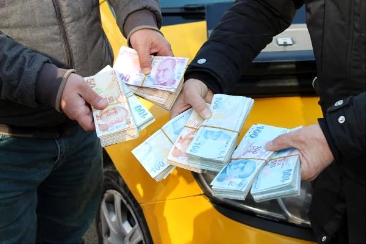 Taksici, aracında unutulan 70 bin lirayı sahibine teslim etti