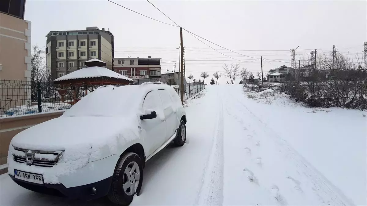 Tufanbeyli\'de kar yağışı hayatı olumsuz etkiliyor