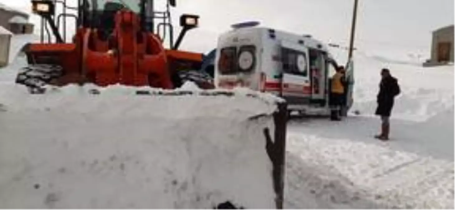 Van\'da yolu ulaşıma kapanan mahalledeki hasta çocuk hastaneye ulaştırıldı