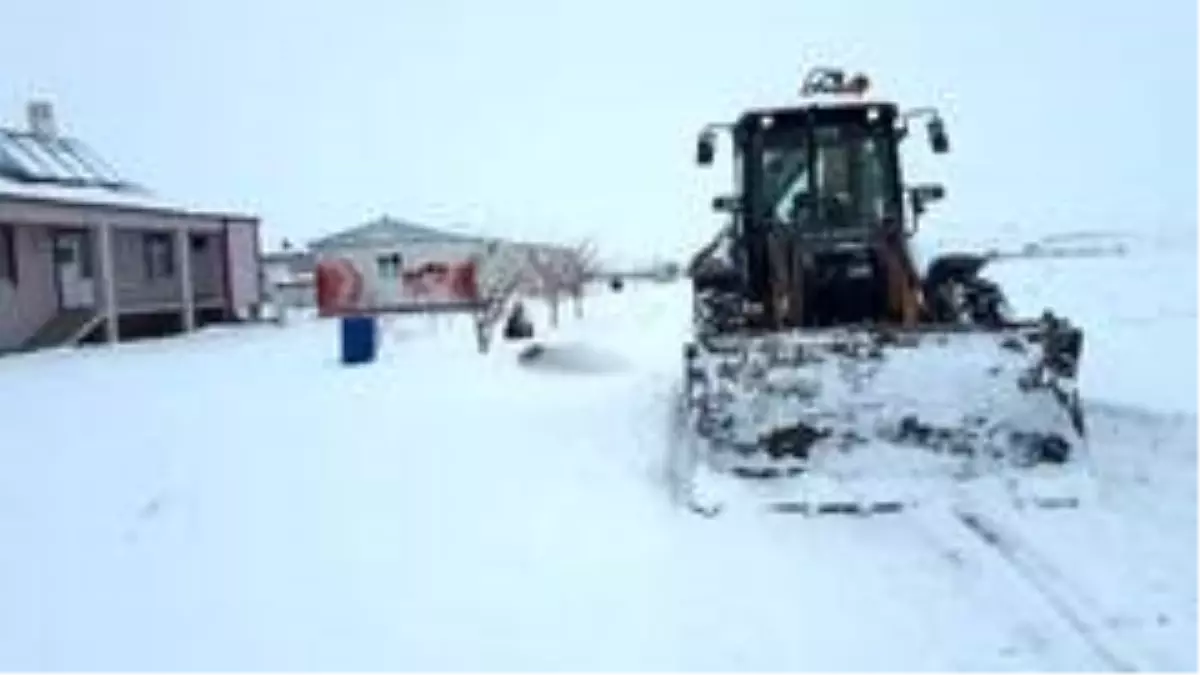 VASKİ ekibinden kar temizleme çalışmalarına tam destek