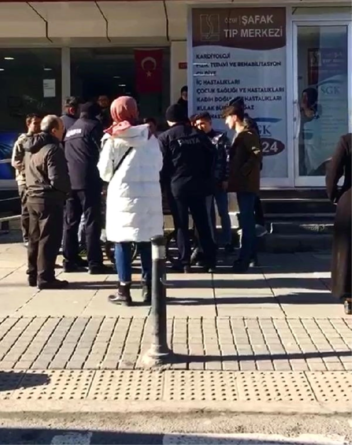 Zabıtaya kızdı; tüm simitleri satın aldı