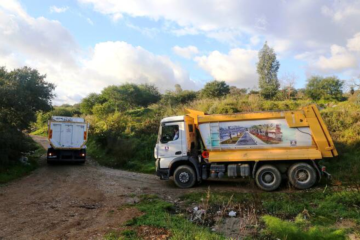Belediye ekipleri 23 kamyon hafriyatı temizledi