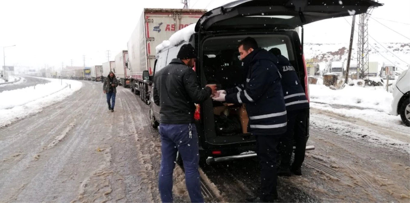 Cizre Belediyesinden yolda kalanlara çorba ikramı