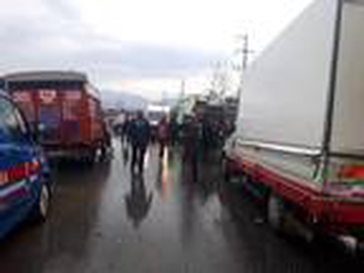 Çöp kamyonu ile kamyonet arasında sıkışan temizlik işçisi öldü