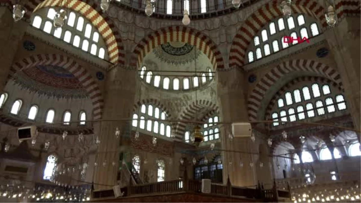 Edirne selimiye camii\'nin tarihi kapılarına zarar verdiler