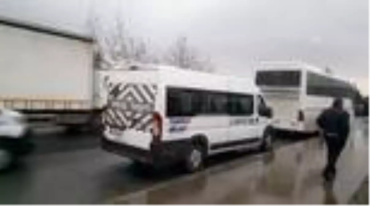 Esenyurt\'ta servis minibüsü ile otobüs çarpıştı: 7 yaralı