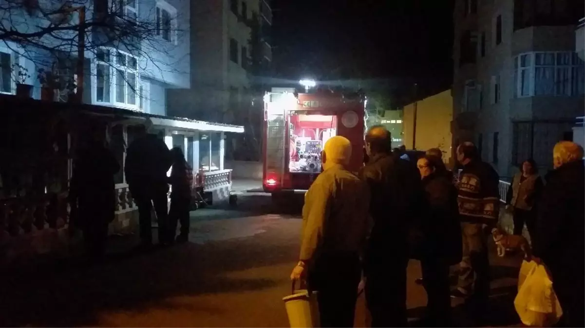 Gece yarısı evde çıkan yangın mahalleyi sokağa döktü