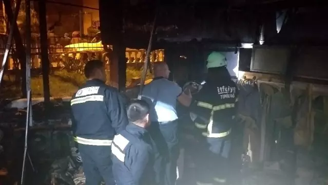 Gece yarısı evde çıkan yangın mahalleyi sokağa döktü Son Dakika
