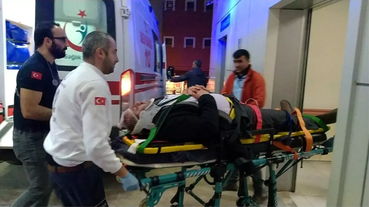 Hafif ticari araçla otomobil çarpıştı: 3 yaralı