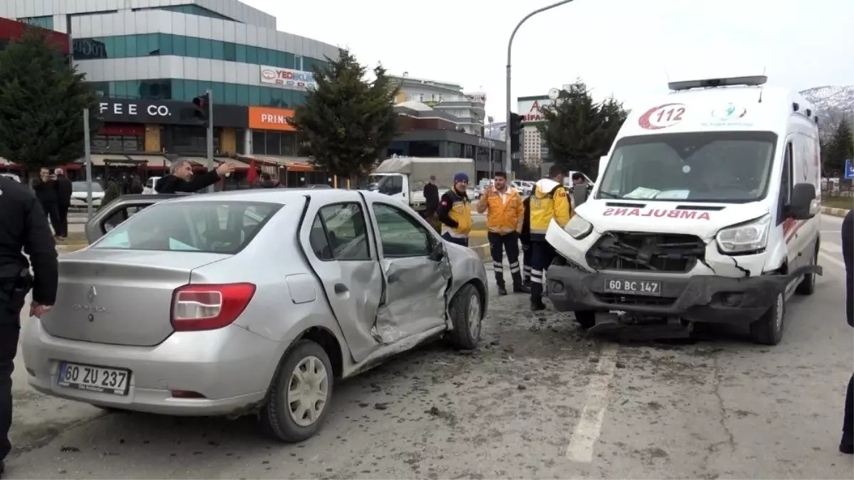 Hasta nakleden ambulans otomobille çarpıştı: 1 yaralı