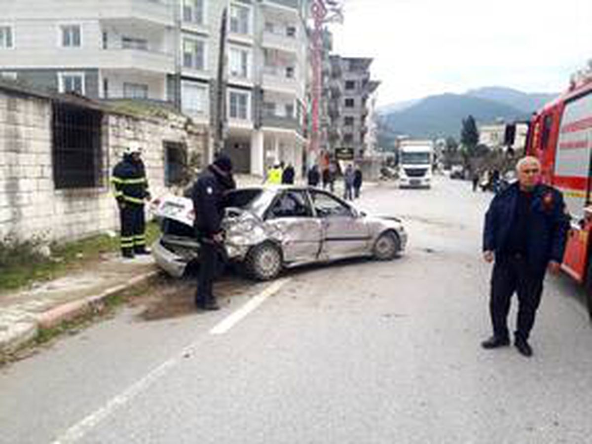 Hatay\'da bir evin duvarına çarpan otomobilin sürücüsü yaralandı