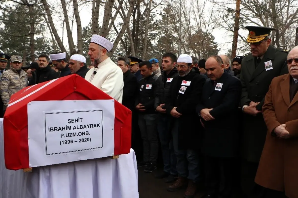 İdlib şehidine gözü yaşlı veda