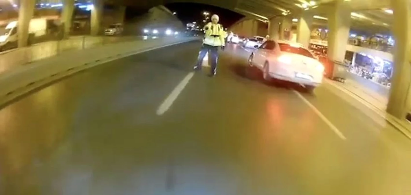 İstanbul\'da motosikletli maganda polisin üzerine sürüp kaçtı