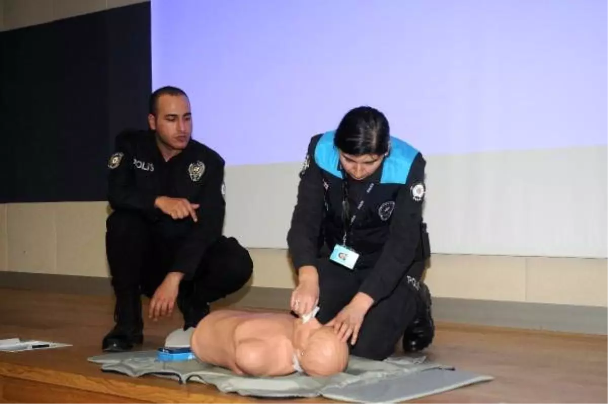 İstanbul Havalimanı polislerine ilk yardım eğitimi