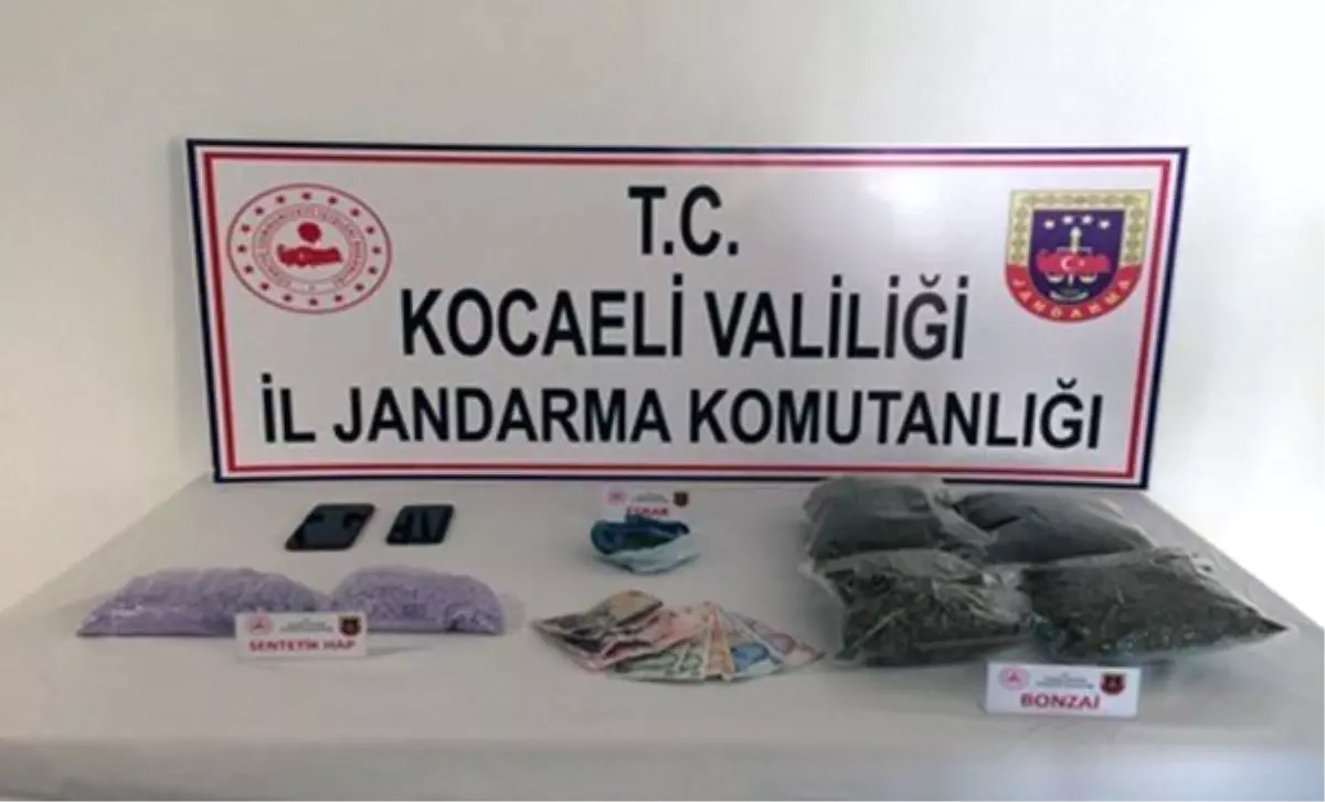 Jandarmanın durdurduğu araç uyuşturucu zulası çıktı: 2 gözaltı