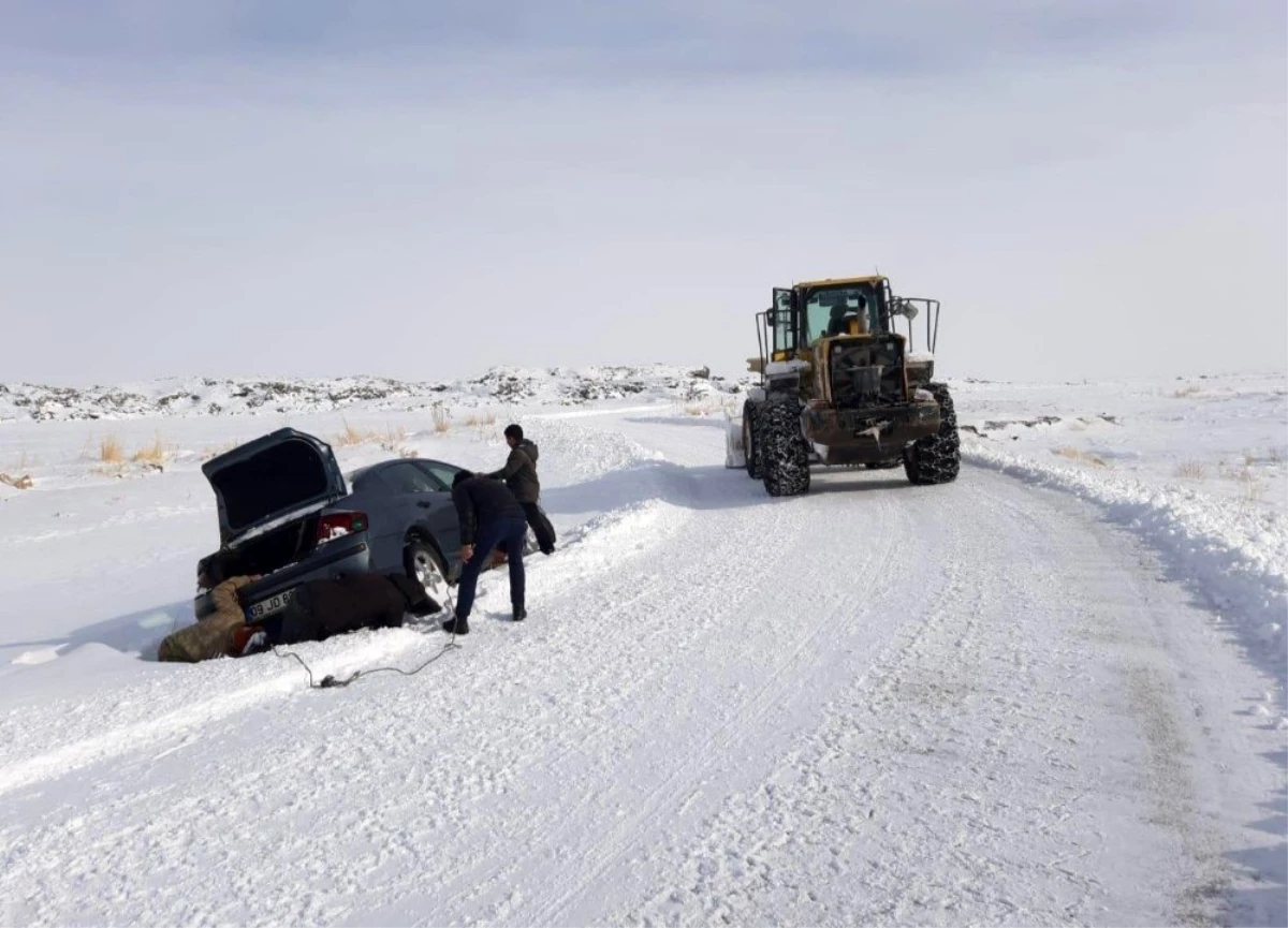 Karda mahsur kalanların imdadına belediye ekipleri yetişti