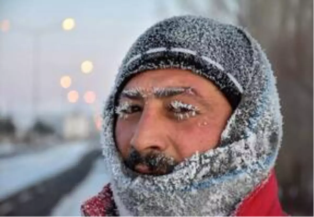 Kars\'ta kaşı, kirpikleri, bıyığı buz tutan vatandaş soğuk hava çilesine mani koştu