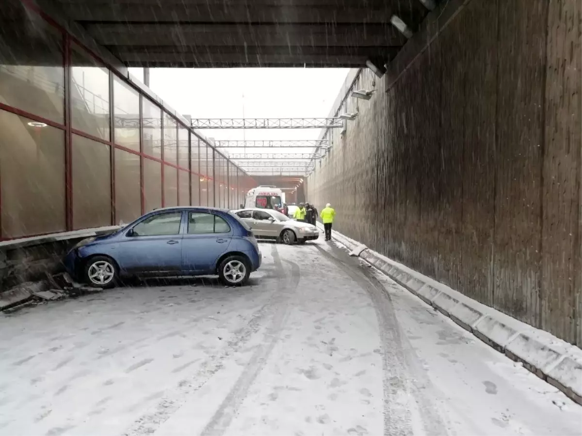 Kayganlaşan yolda zincirleme kaza: 2 yaralı