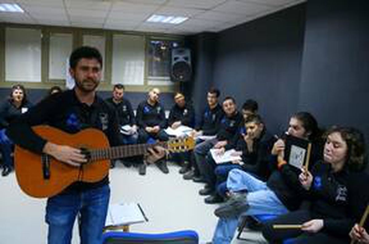 Kurduğu orkestrayla otizmli öğrencilerin hayatını değiştirdi