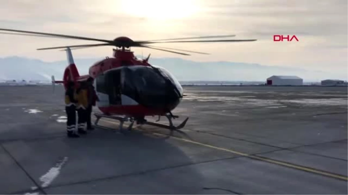 Muş hamile kadın helikopter ambulansla hastaneye götürüldü