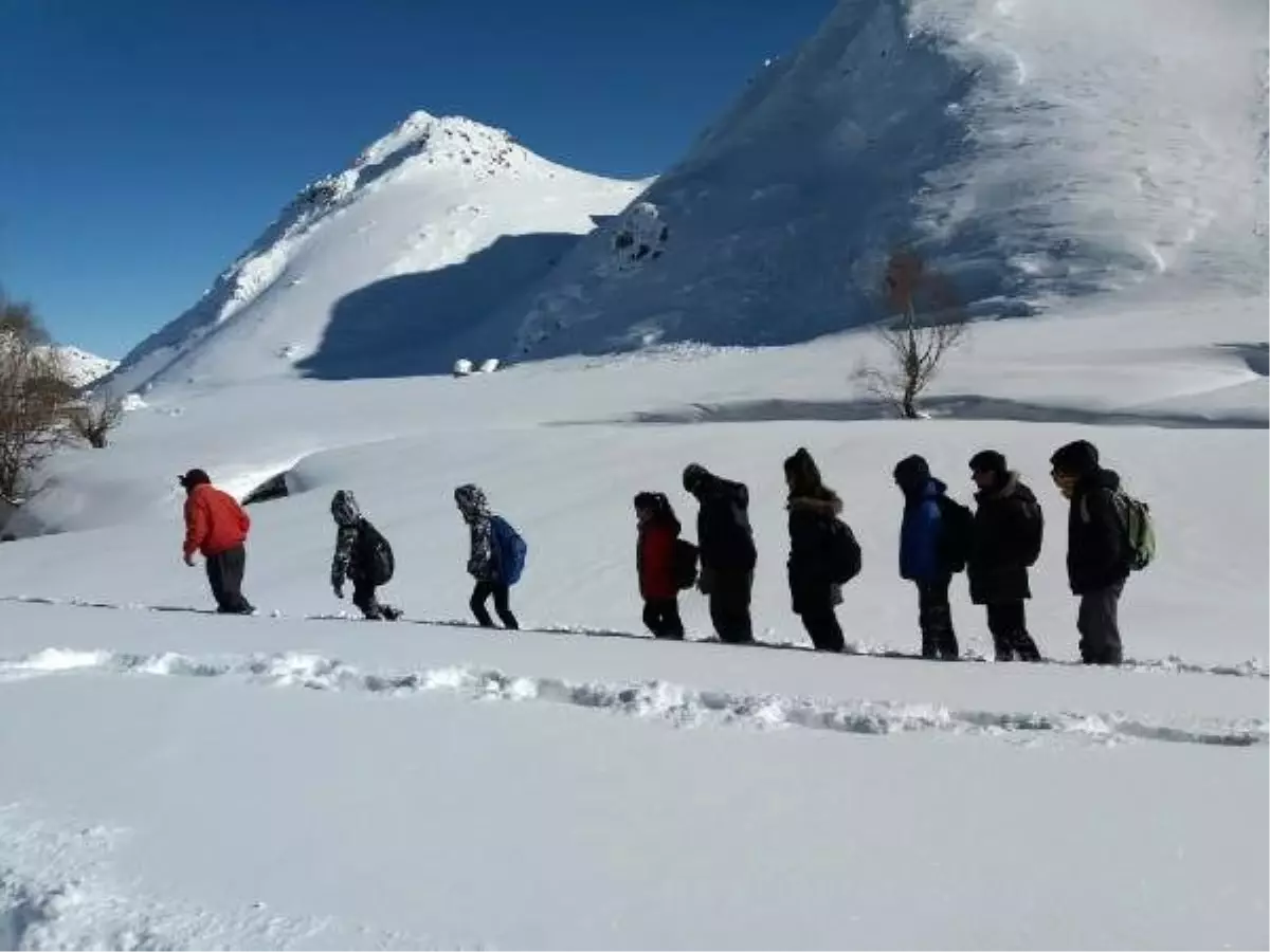 Öğrenciler, okula gitmek için çıktıkları zorlu yolculuklarını görüntüledi