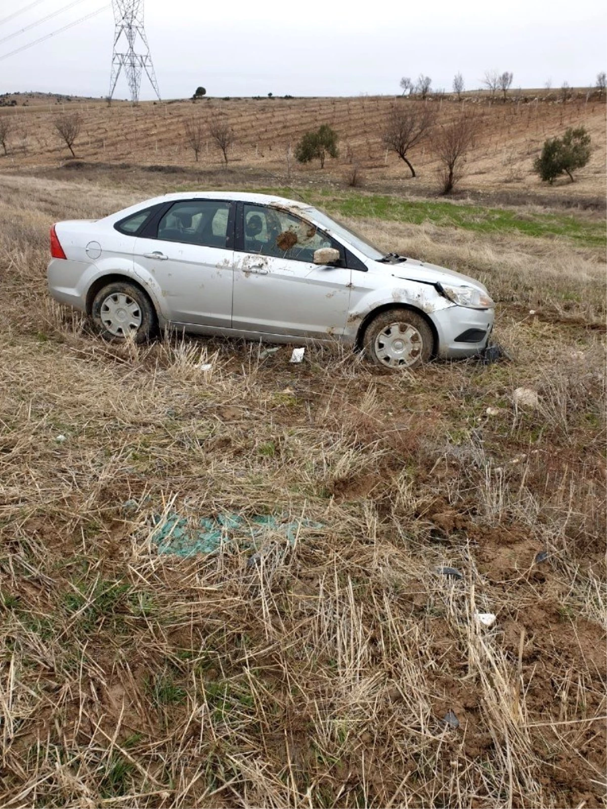 Otomobil tarlaya yuvarlandı: 3 yaralı