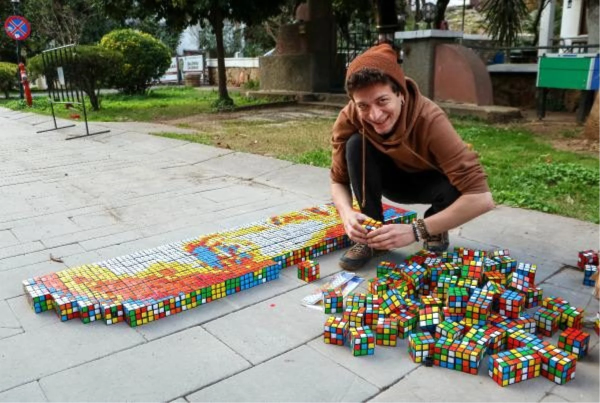 Rubik küplerle portre yapan Burak\'ın hedefi dünya rekoru