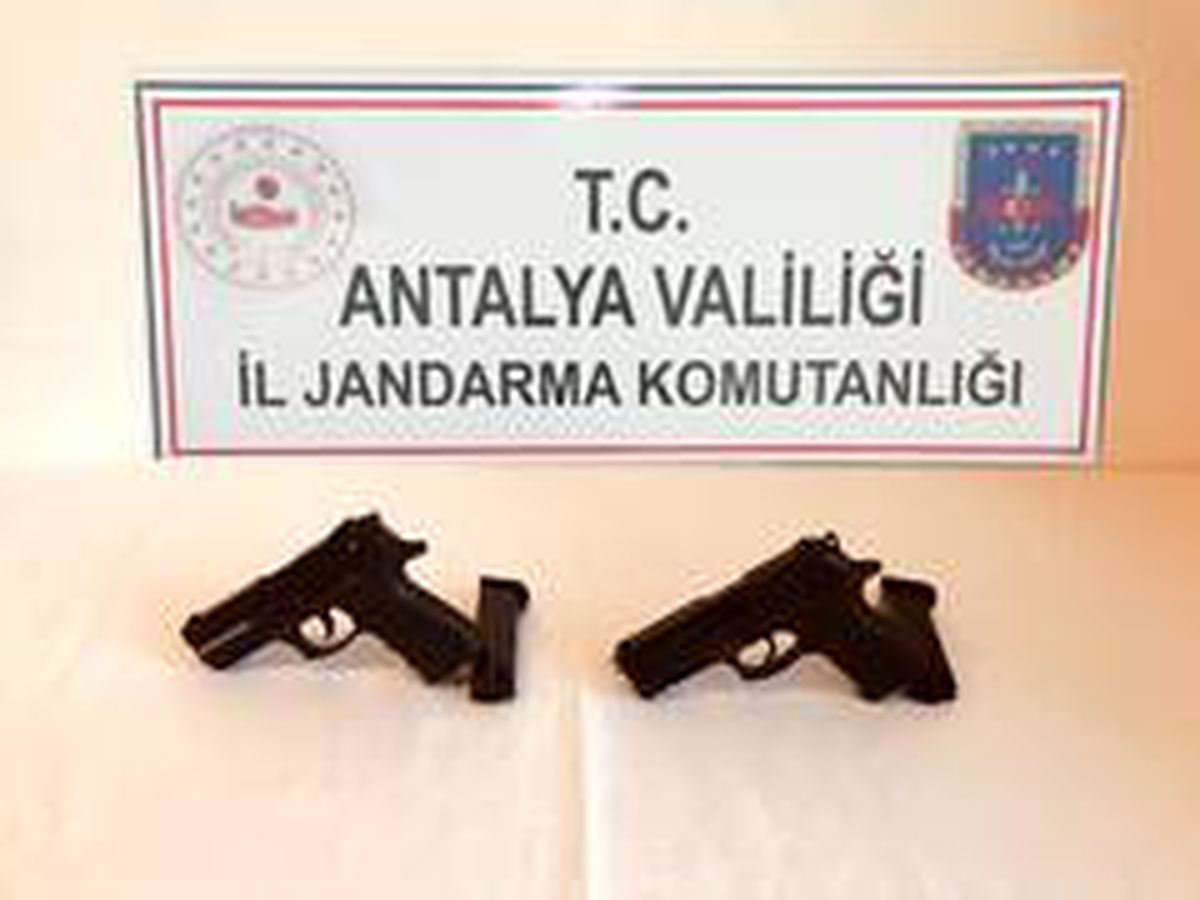 Ruhsatsız tabancaları satmaya çalışırken yakalandı