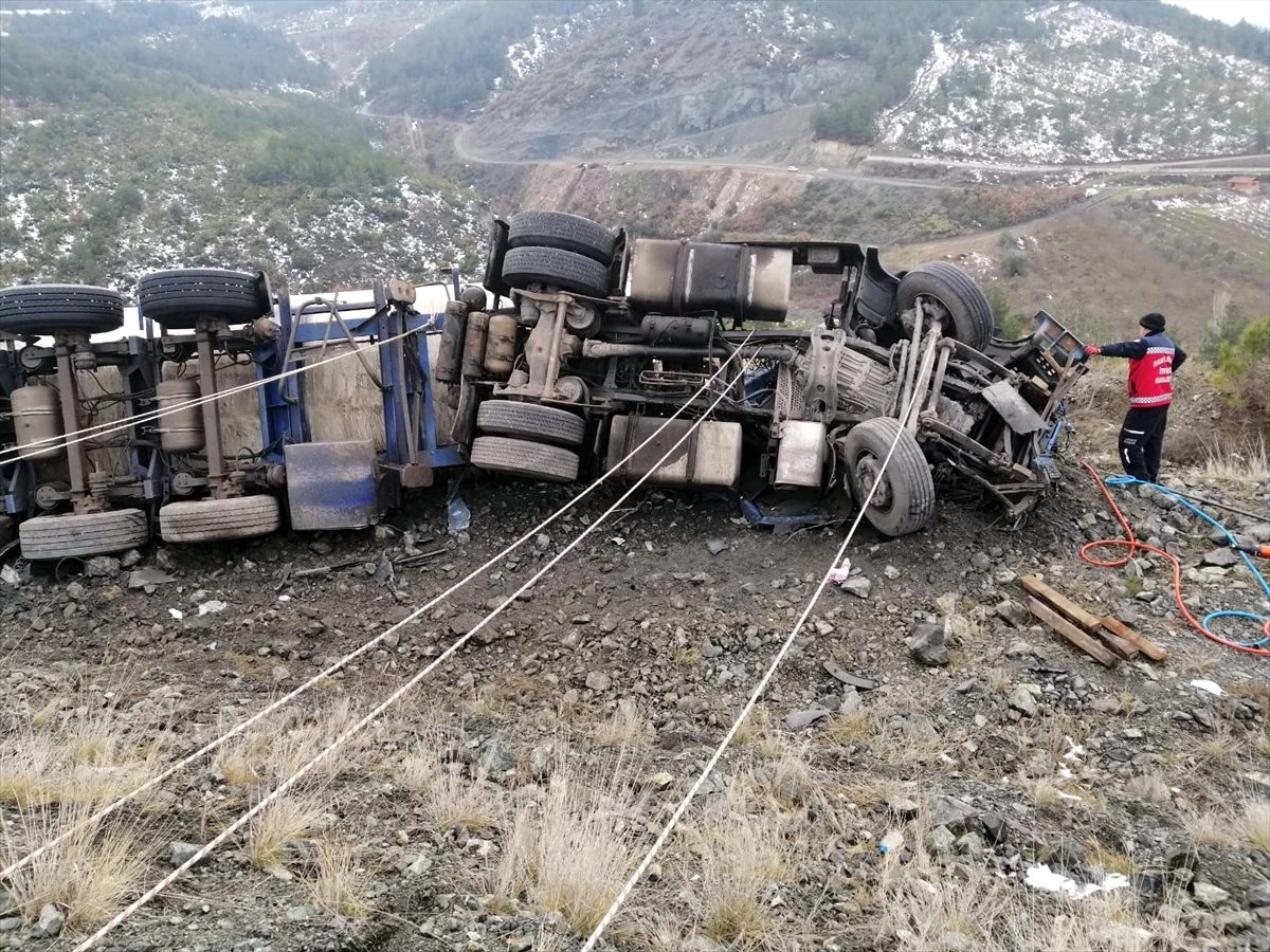 Sakarya\'da şarampole devrilen tırın sürücüsü öldü