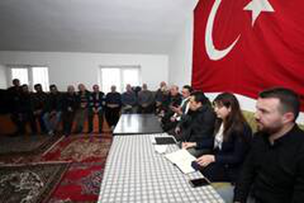 Sincan\'da mahalleleri gezen Başkan Ercan, halkın taleplerini dinliyor