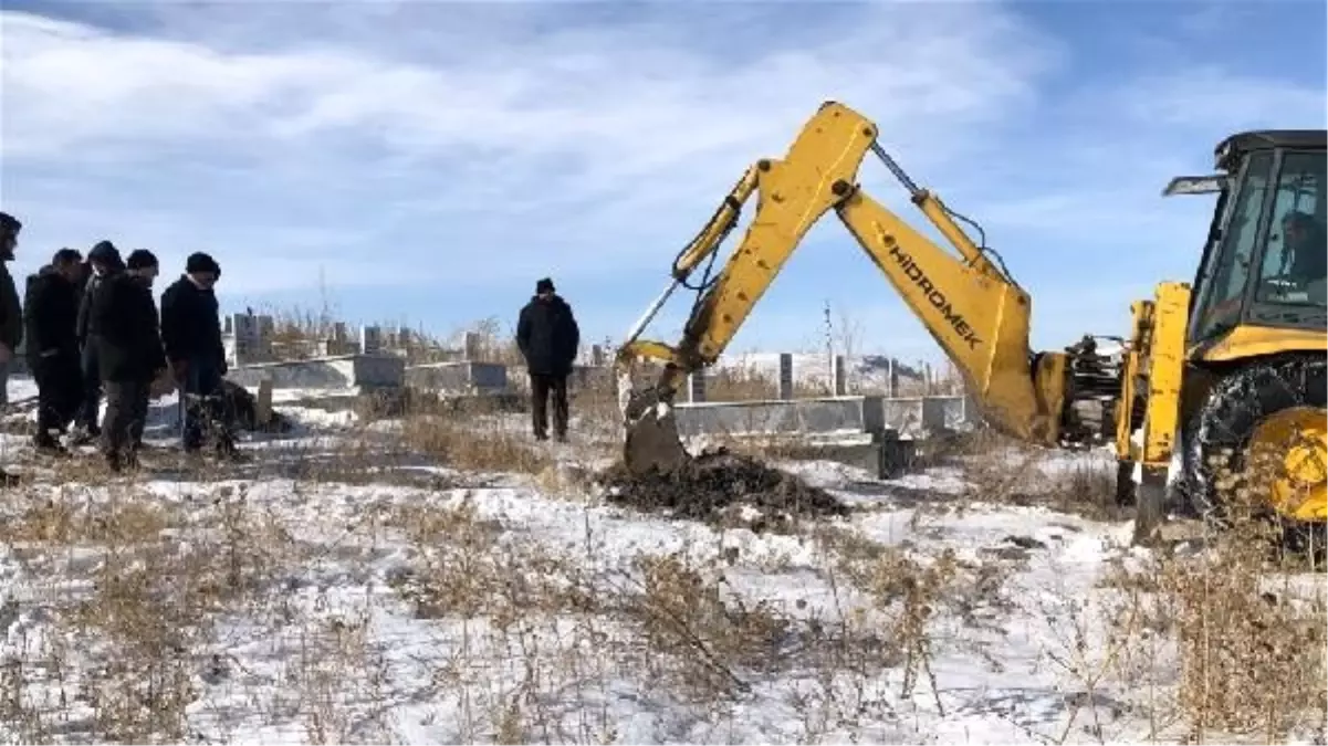 Toprak dondu, mezar iş makinesi ile kazıldı