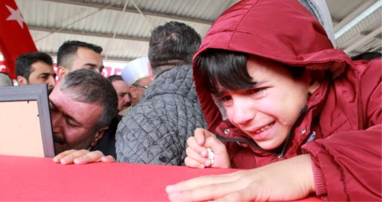 Türkiye, İdlib\'de can veren 5 şehidini uğurladı