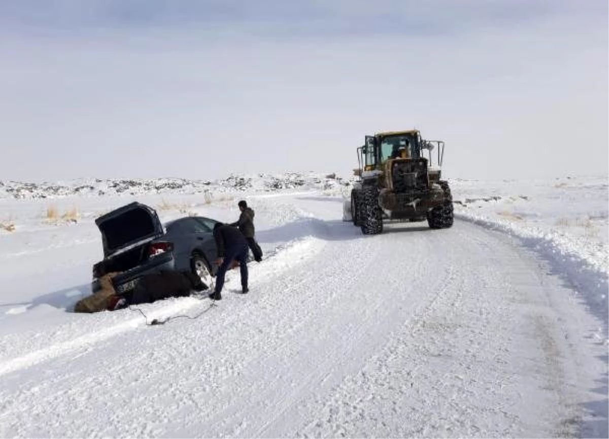 Van\'da karda mahsur kalan 17 araç ve içindekiler kurtarıldı