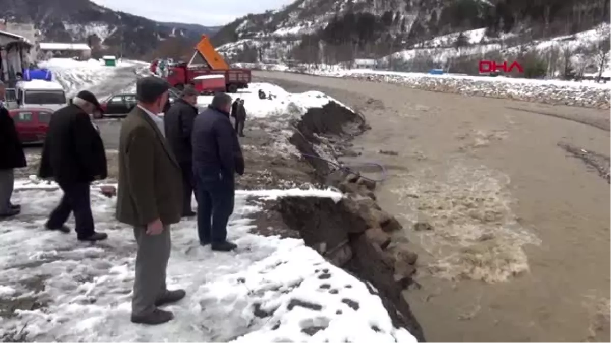 Bartın\'da dere taştı, yol ulaşıma kapandı