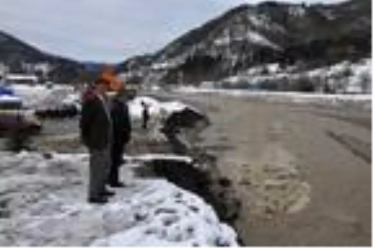 Bartın\'da dere taştı, yol ulaşıma kapandı (4)