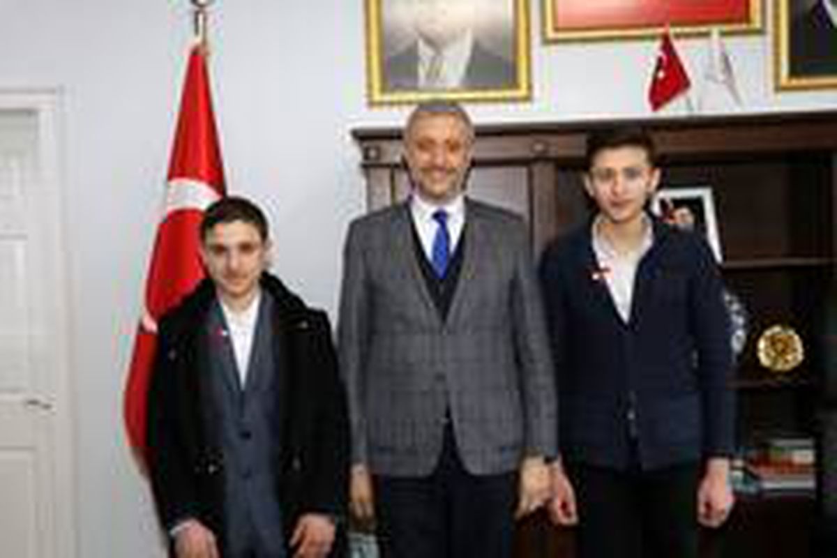 Başkan Biçer\'den birinci olan hafızlara altın ödülü