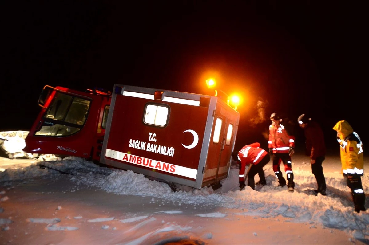 Bitlis\'te 4 metre karda hasta kurtarma operasyonu