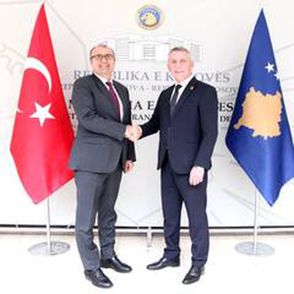 Büyükelçi Sakar\'dan Kosova Savunma Bakanı Quni\'ye ziyaret