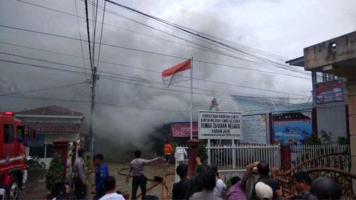 Endonezya\'da mahkumlar cezaevini ateşe verdi