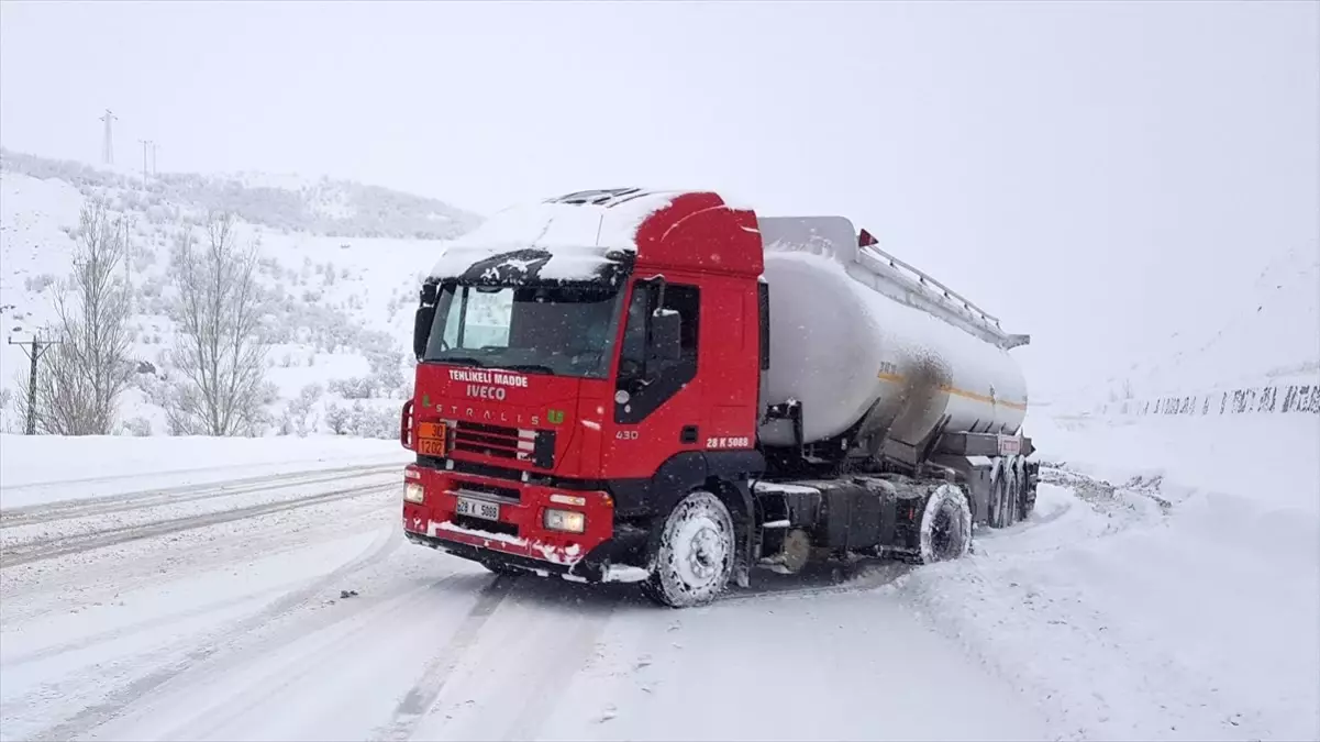 Erzincan\'da kar ve tipi ulaşımı aksatıyor