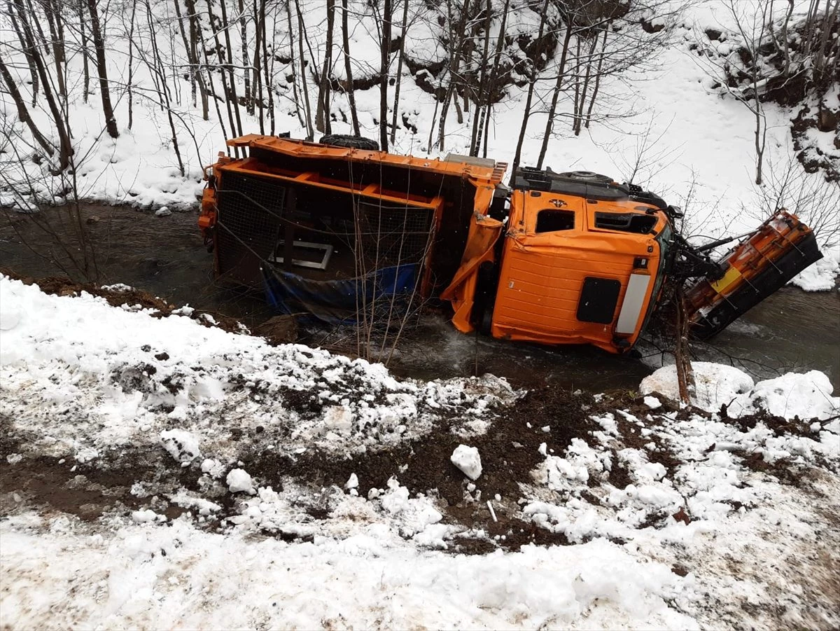 Giresun\'da kamyon dereye devrildi: 4 yaralı