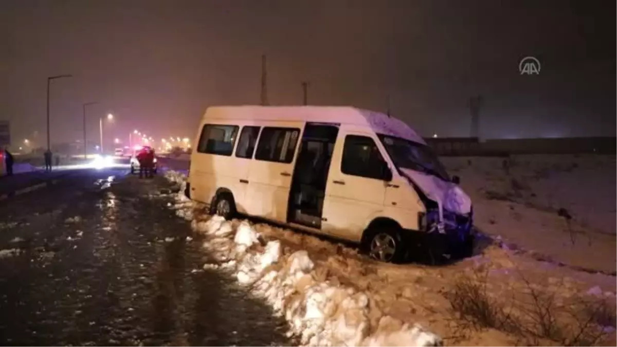 İşçi servisleri çarpıştı: 17 yaralı