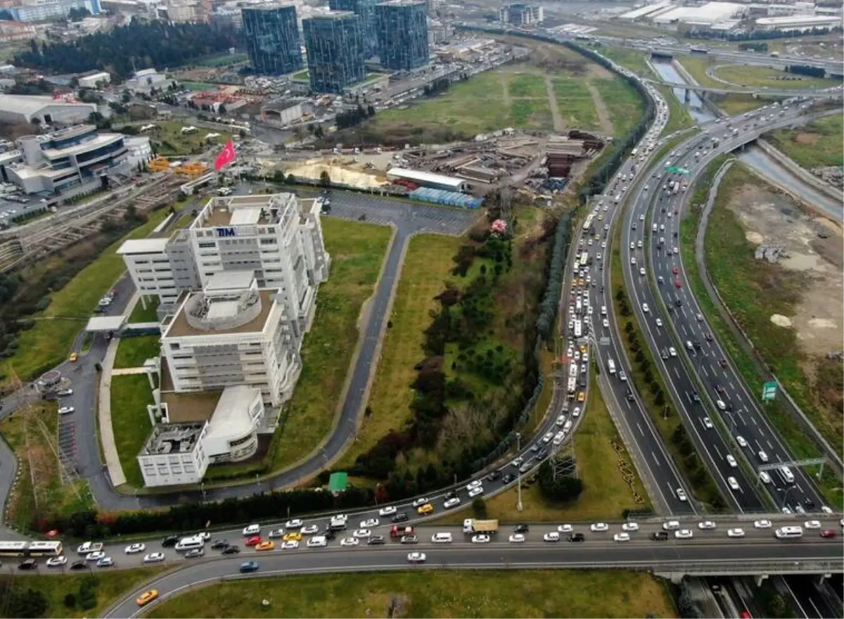 İstanbul\'un bitmeyen metro inşaatları trafiği kilitliyor