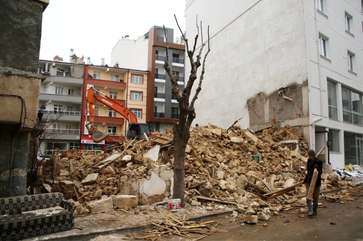 Karaman\'da belediye mekruh binaları yıkıyor