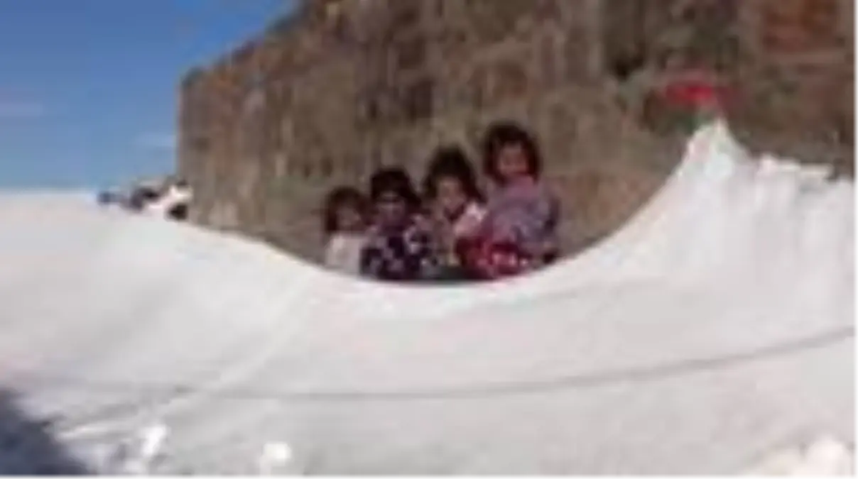 Kars tipi köydeki evlerin kapı ve pencerelerini karla kapladı