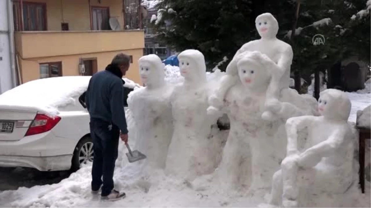 Kastamonulu esnafın yaptığı kardan heykeller ilgi görüyor