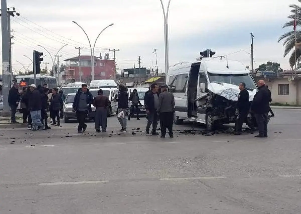 Kırmızıda geçen otobüs, öğrenci servisine çarptı: 5 yaralı